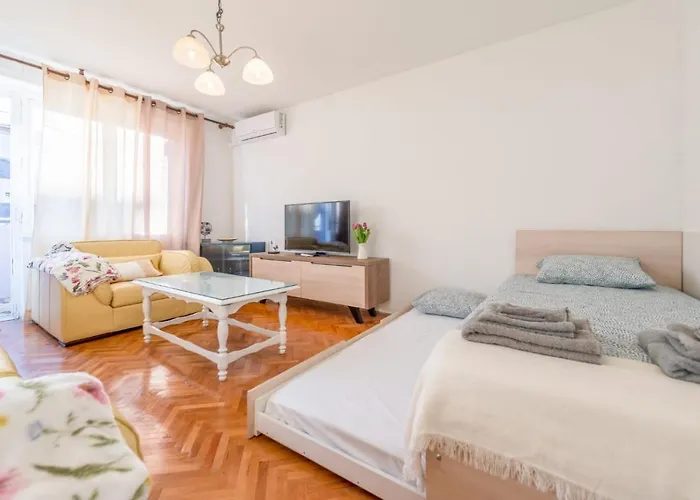 Miss Violet Apartment